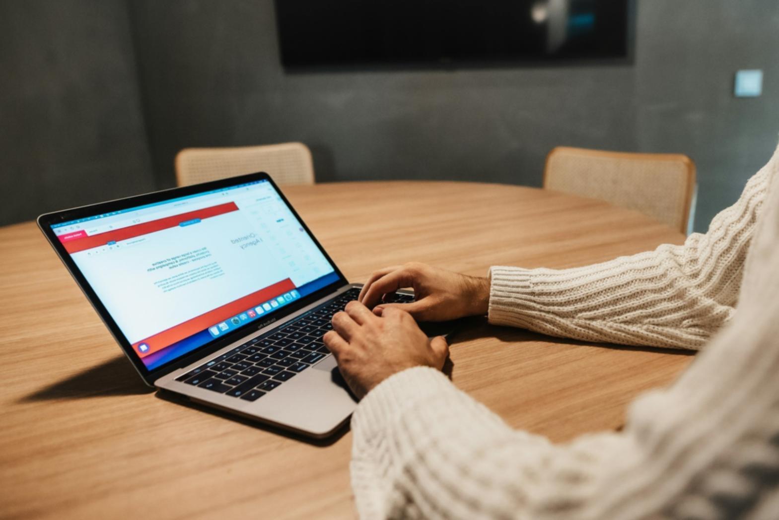 Interaktive Lernumgebung mit KI-gestützten Tools und modernen Bildungstechnologien